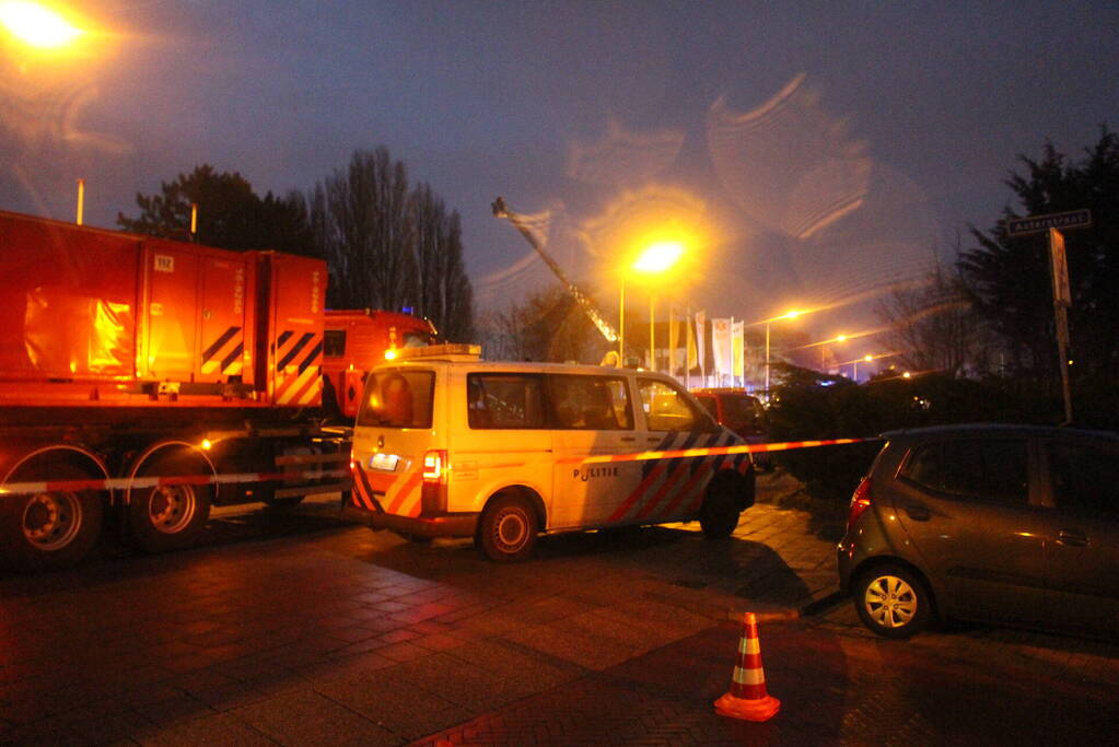 Enorme vlammenzee bij uitslaande brand