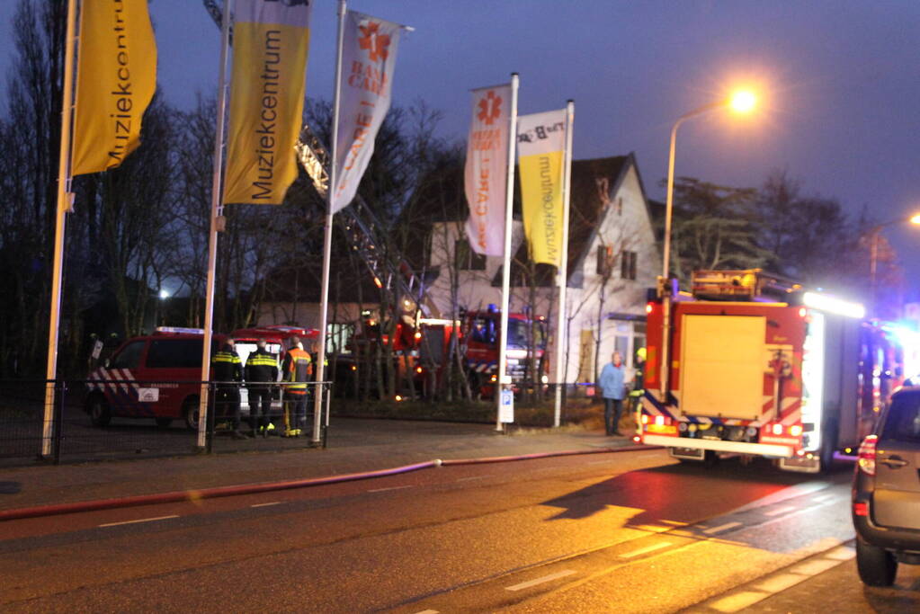 Enorme vlammenzee bij uitslaande brand