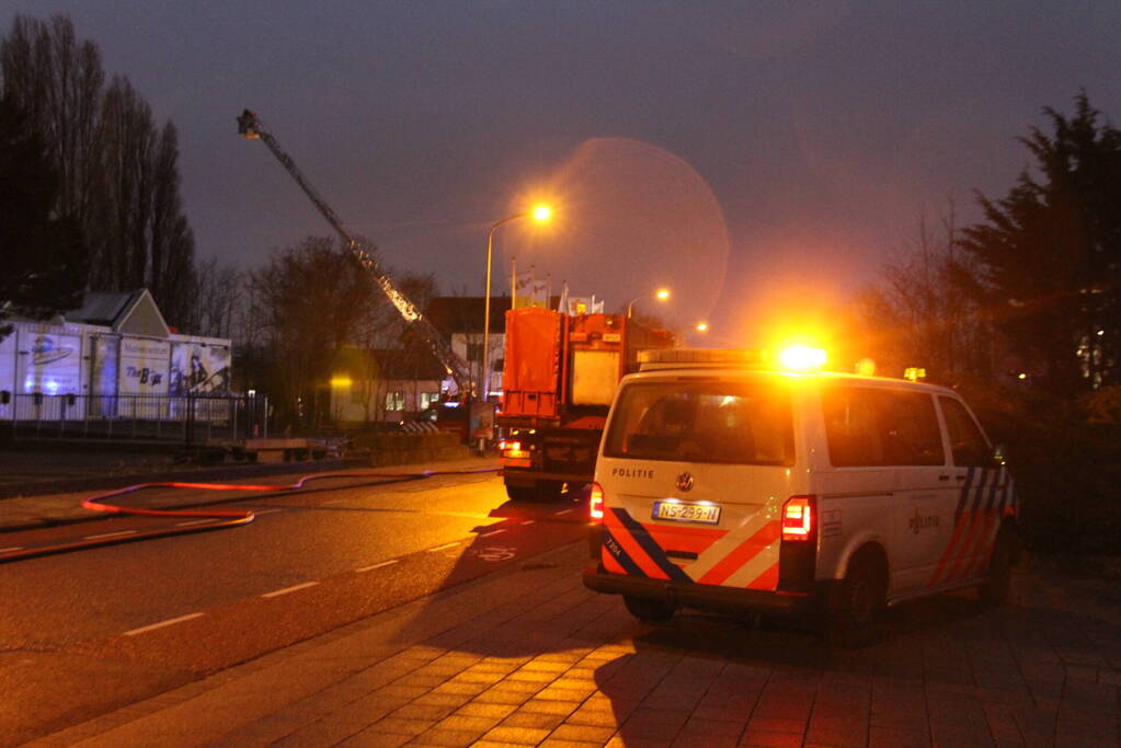 Enorme vlammenzee bij uitslaande brand