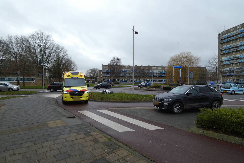 Scooterrijder gewond naar het ziekenhuis na aanrijding