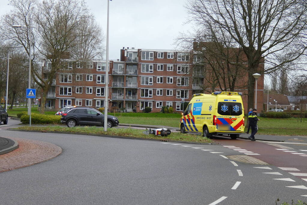 Scooterrijder gewond naar het ziekenhuis na aanrijding