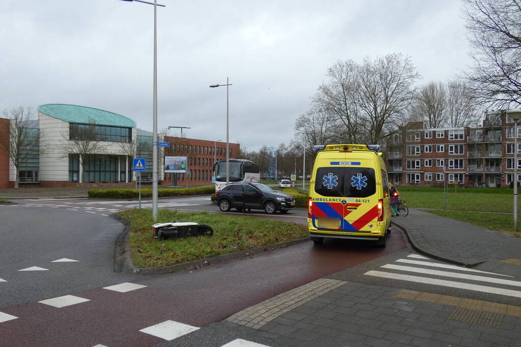 Scooterrijder gewond naar het ziekenhuis na aanrijding