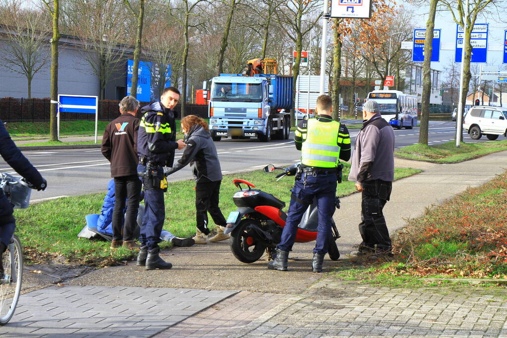 Scooterrijder gaat hard onderuit