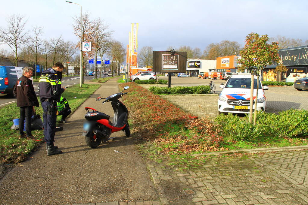 Scooterrijder gaat hard onderuit