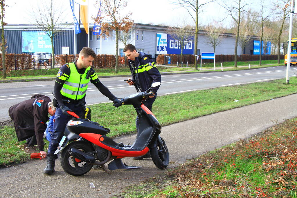 Scooterrijder gaat hard onderuit