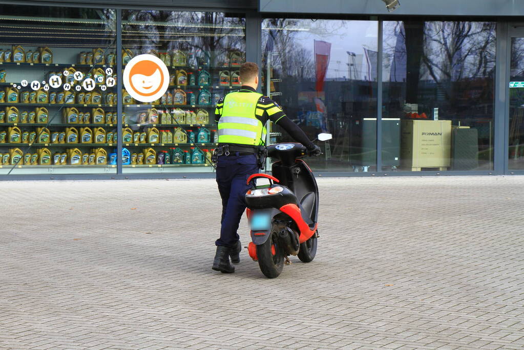 Scooterrijder gaat hard onderuit