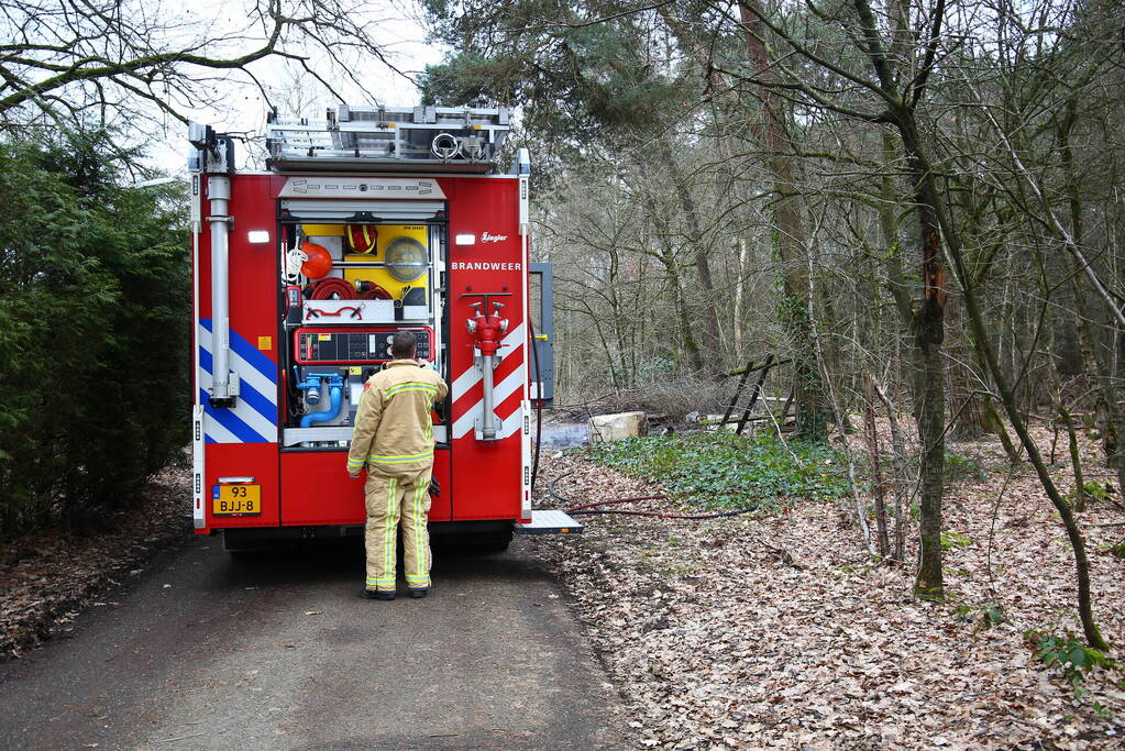 Brandweer blust brand in bosgebied