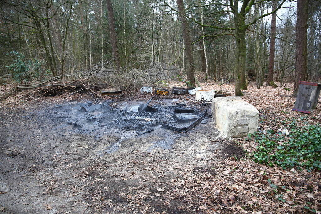 Brandweer blust brand in bosgebied