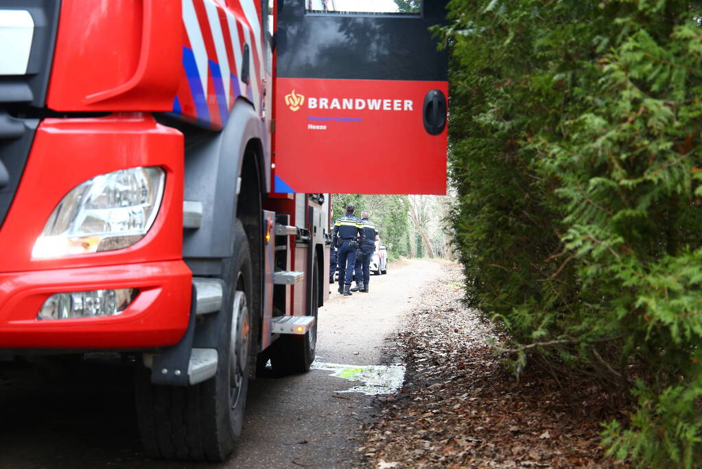 Brandweer blust brand in bosgebied