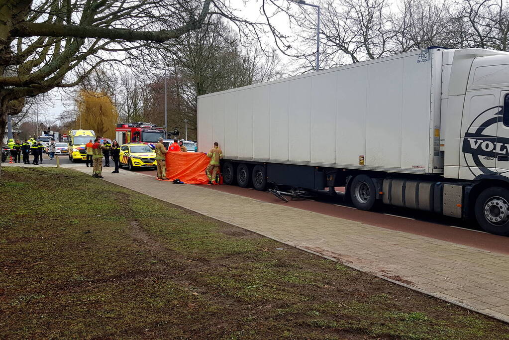 Fietser overleden bij ongeval met vrachtwagen