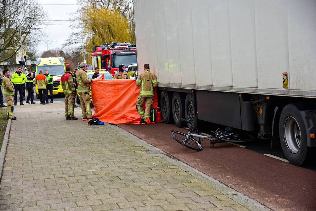 Fietser overleden bij ongeval met vrachtwagen