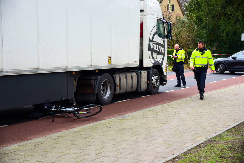 Fietser overleden bij ongeval met vrachtwagen