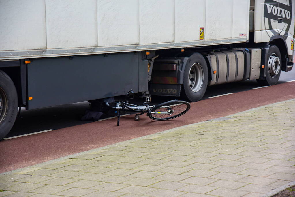 Fietser overleden bij ongeval met vrachtwagen