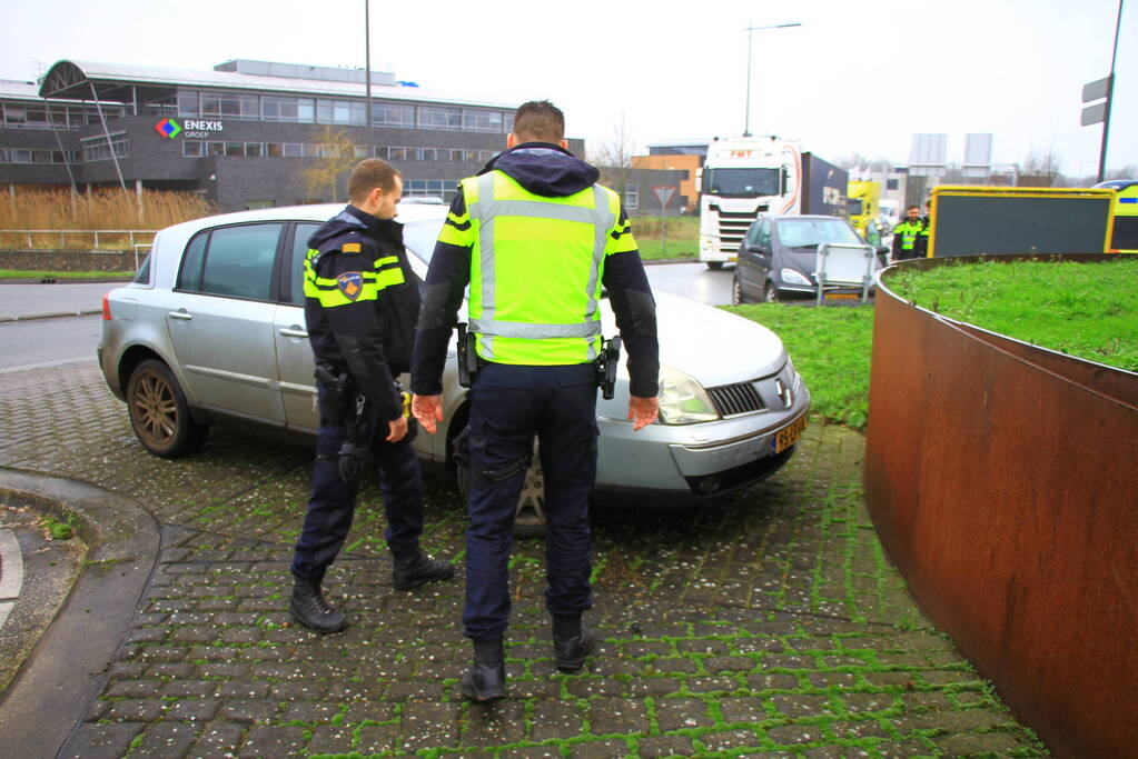 Twee auto's botsen op turborotonde