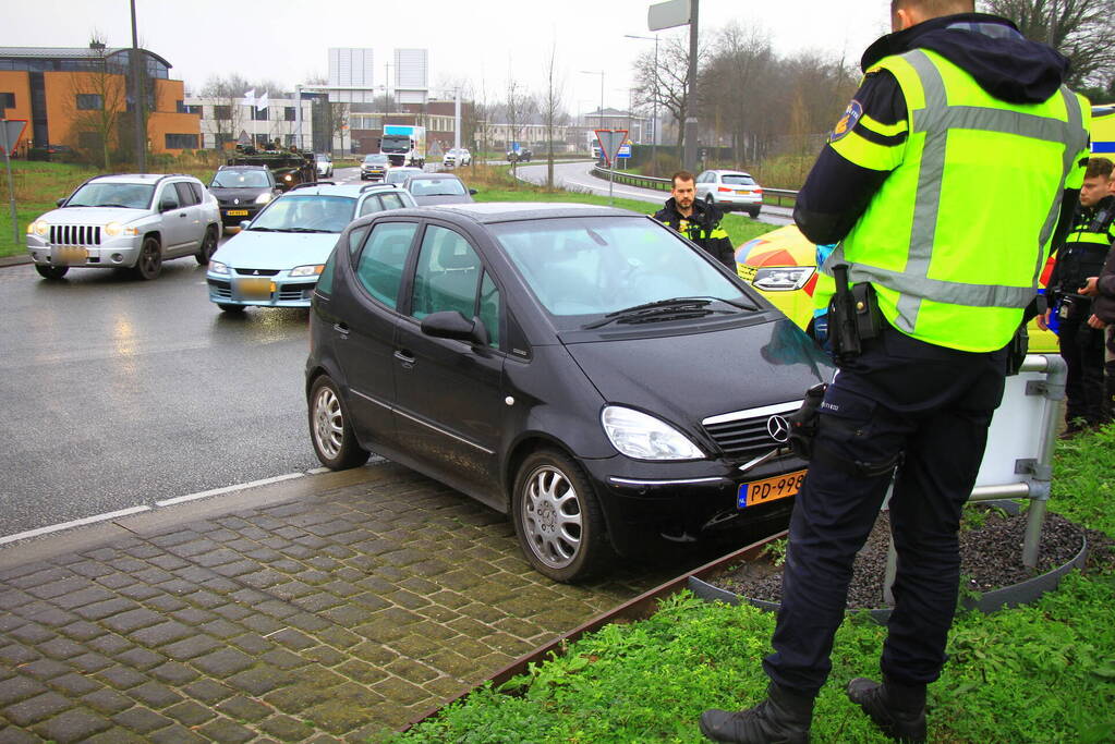 Twee auto's botsen op turborotonde