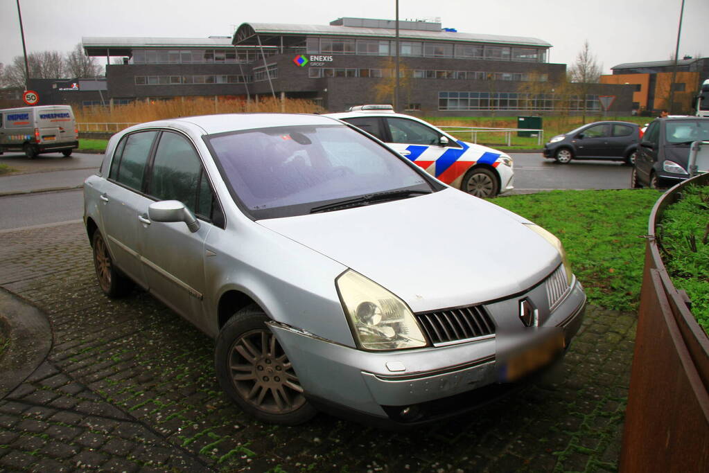 Twee auto's botsen op turborotonde