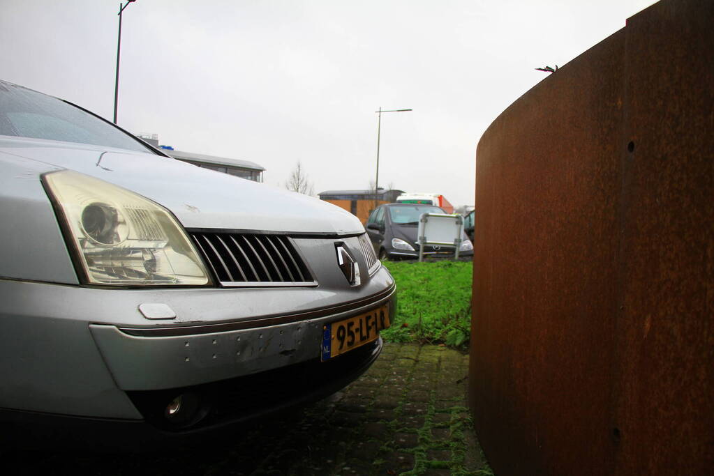 Twee auto's botsen op turborotonde