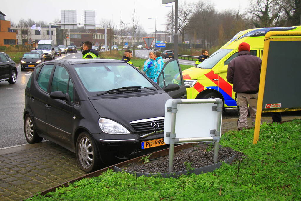 Twee auto's botsen op turborotonde