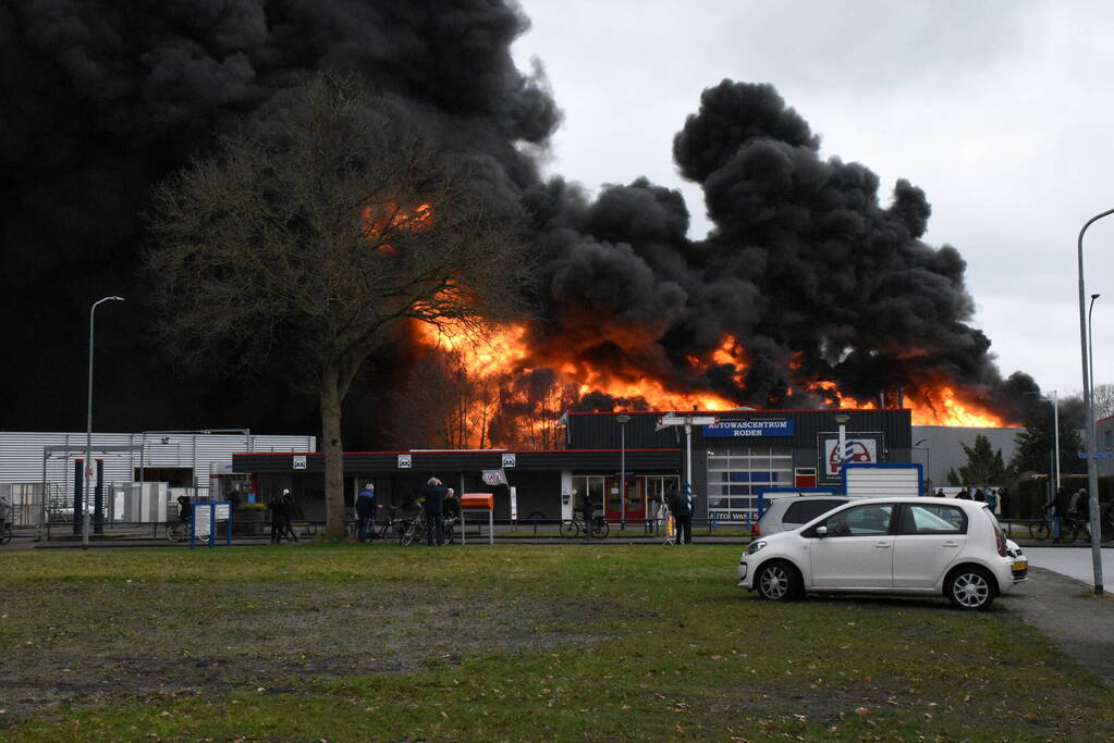 Zwarte rookwolken bij grote brand in bedrijfspand