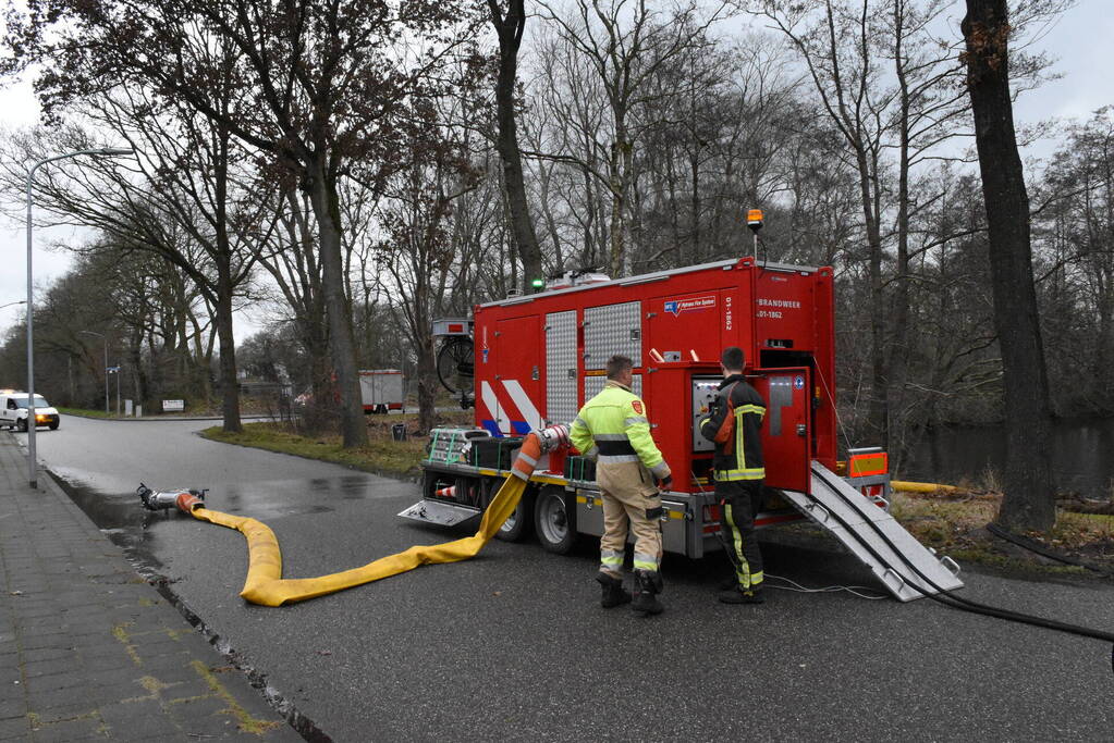 Zwarte rookwolken bij grote brand in bedrijfspand
