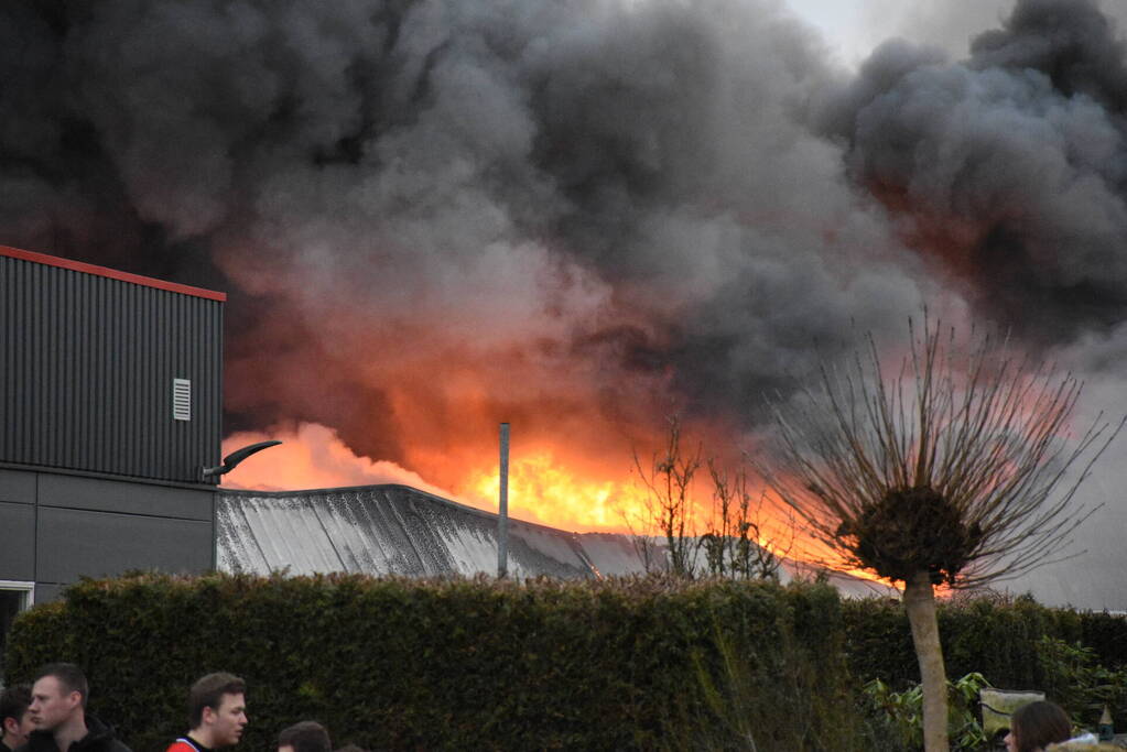 Zwarte rookwolken bij grote brand in bedrijfspand