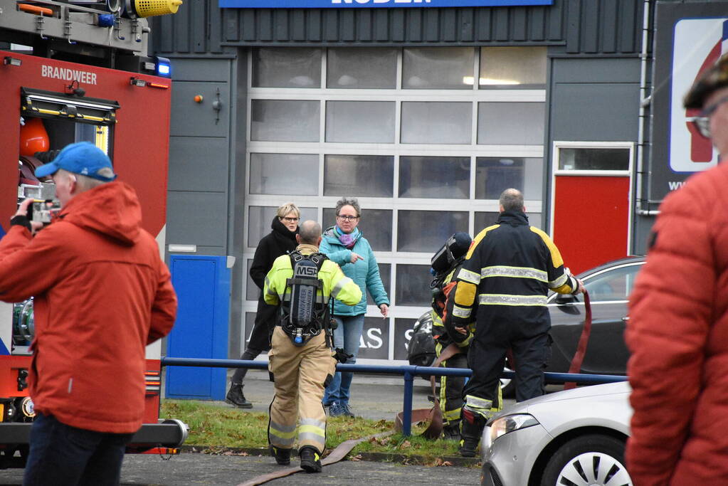Zwarte rookwolken bij grote brand in bedrijfspand