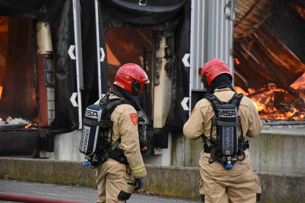 Zwarte rookwolken bij grote brand in bedrijfspand