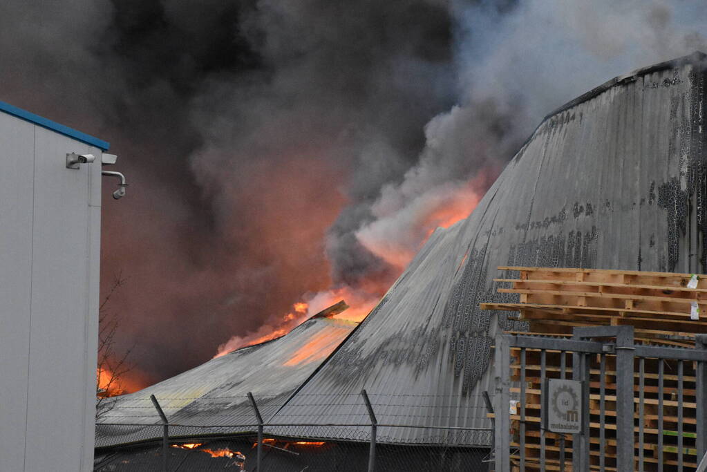 Zwarte rookwolken bij grote brand in bedrijfspand