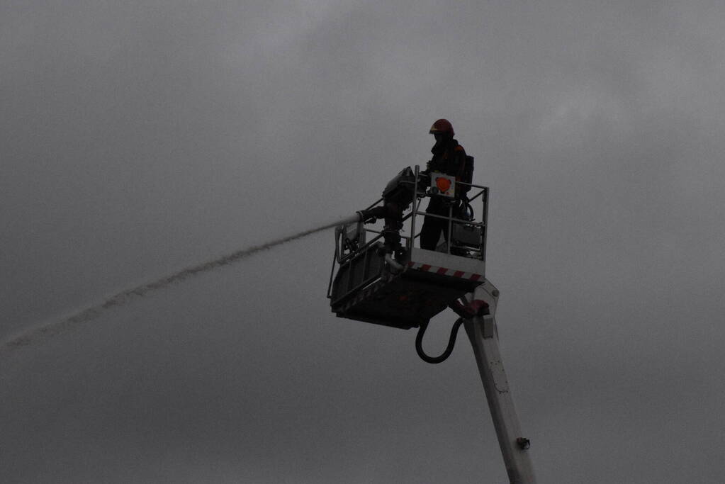 Zwarte rookwolken bij grote brand in bedrijfspand