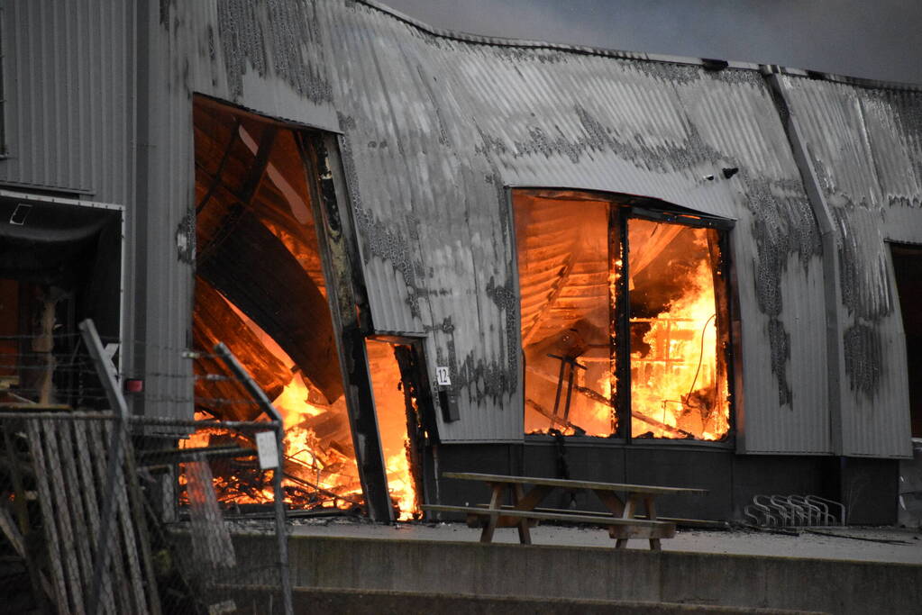 Zwarte rookwolken bij grote brand in bedrijfspand