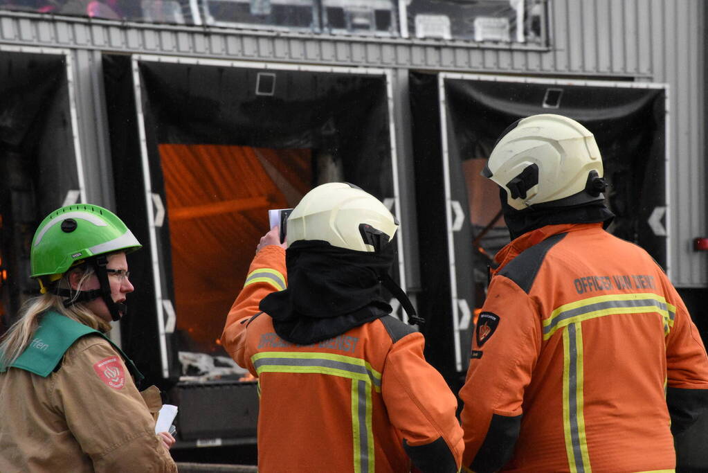 Zwarte rookwolken bij grote brand in bedrijfspand