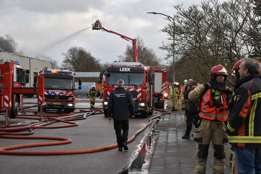 Zwarte rookwolken bij grote brand in bedrijfspand