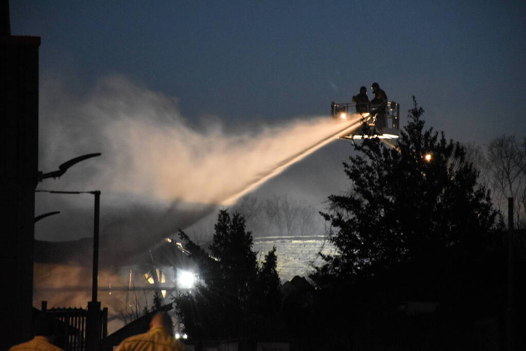 Zwarte rookwolken bij grote brand in bedrijfspand