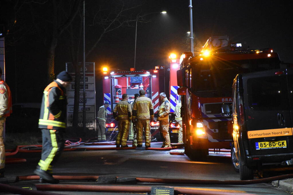 Zwarte rookwolken bij grote brand in bedrijfspand