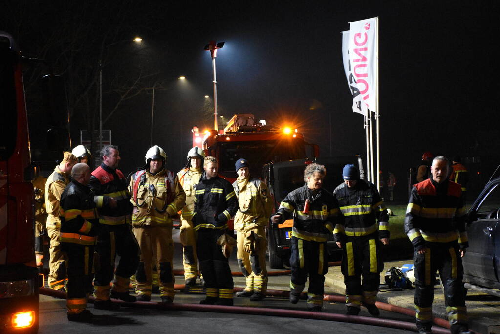 Zwarte rookwolken bij grote brand in bedrijfspand