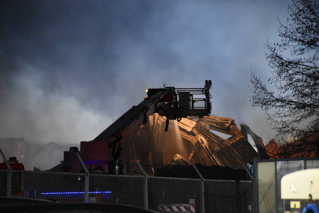 Zwarte rookwolken bij grote brand in bedrijfspand
