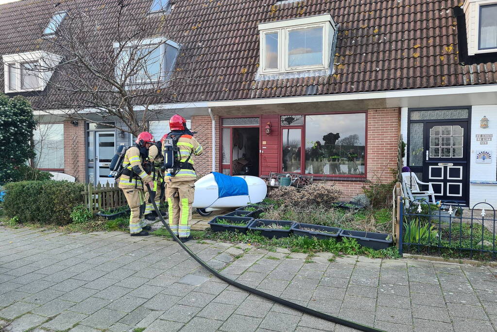 Flinke rookontwikkeling bij fauteuil in brand