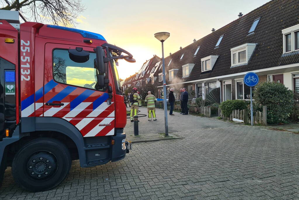 Flinke rookontwikkeling bij fauteuil in brand
