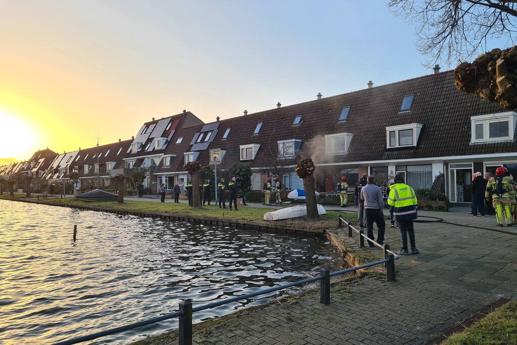 Flinke rookontwikkeling bij fauteuil in brand