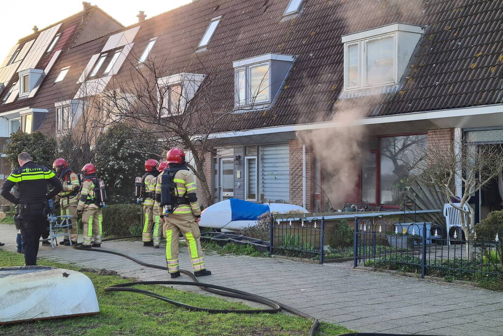 Flinke rookontwikkeling bij fauteuil in brand