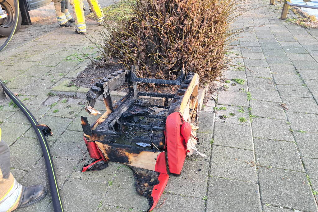 Flinke rookontwikkeling bij fauteuil in brand