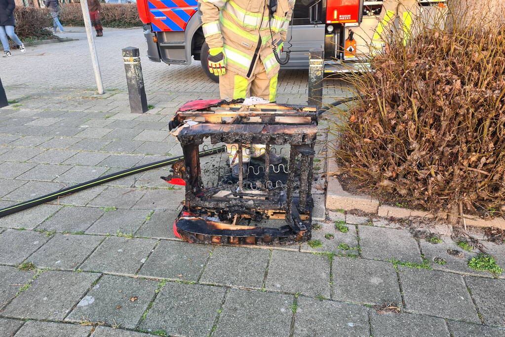 Flinke rookontwikkeling bij fauteuil in brand
