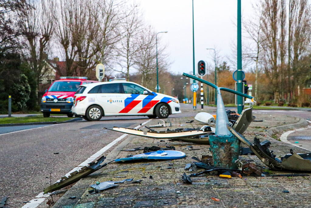 Automobilist knalt op lantaarnpaal en richt flinke ravage aan
