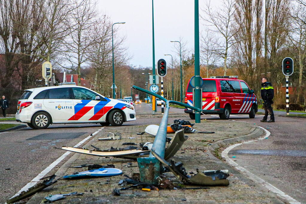 Automobilist knalt op lantaarnpaal en richt flinke ravage aan