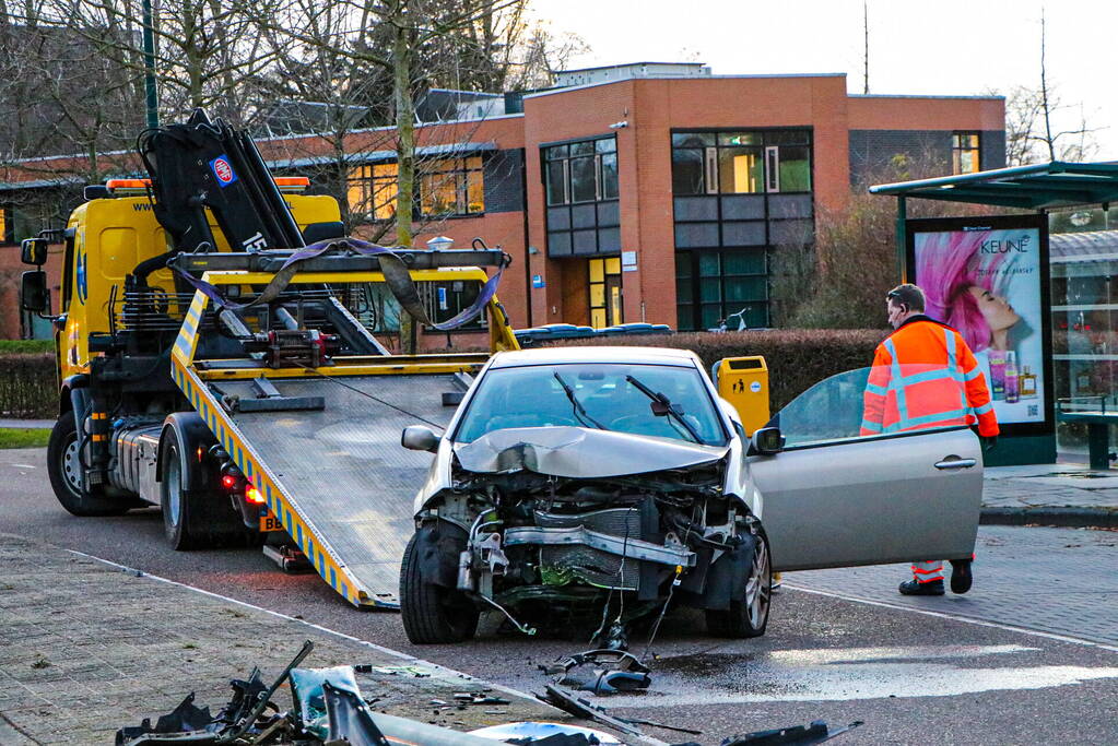 Automobilist knalt op lantaarnpaal en richt flinke ravage aan