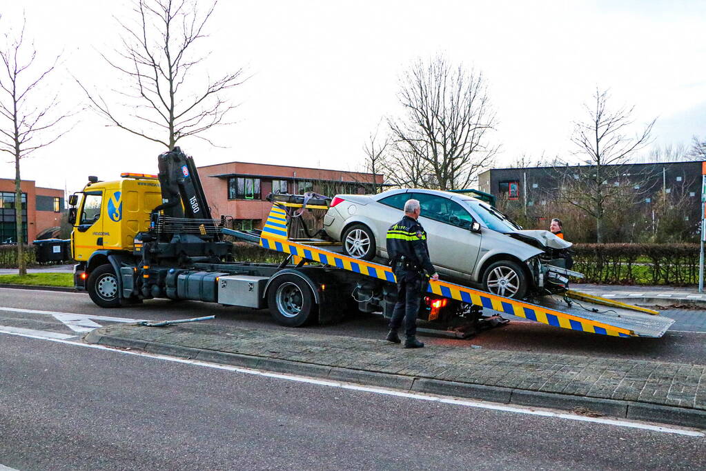 Automobilist knalt op lantaarnpaal en richt flinke ravage aan