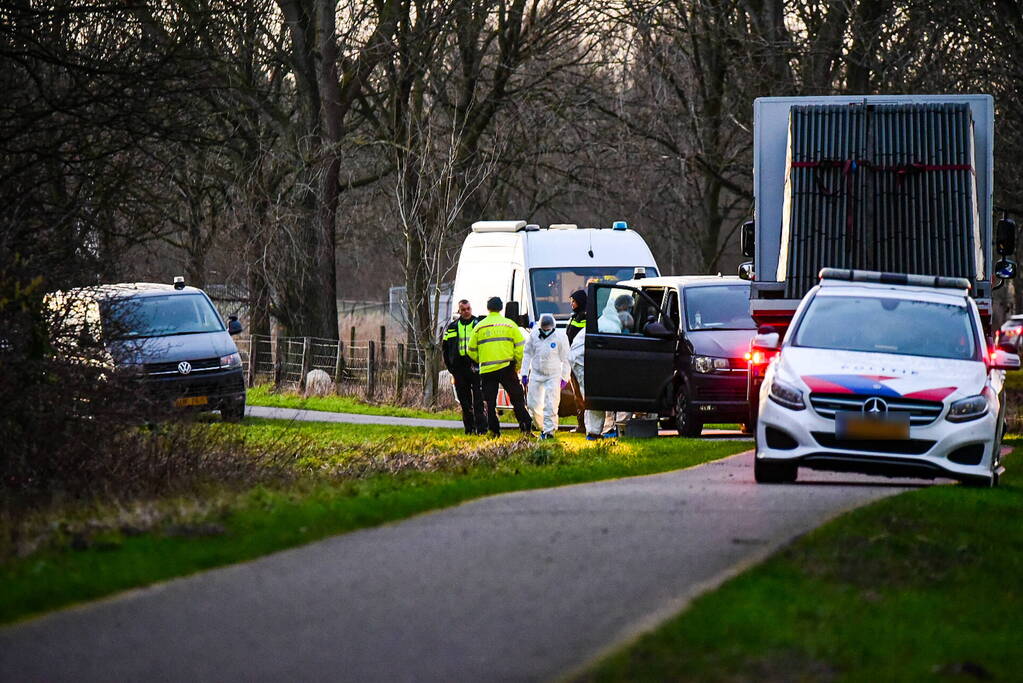 Groot onderzoek naar aantreffen overleden persoon in bos