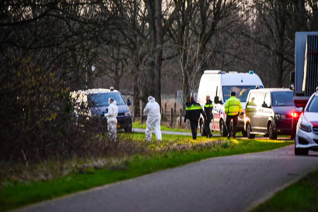 Groot onderzoek naar aantreffen overleden persoon in bos