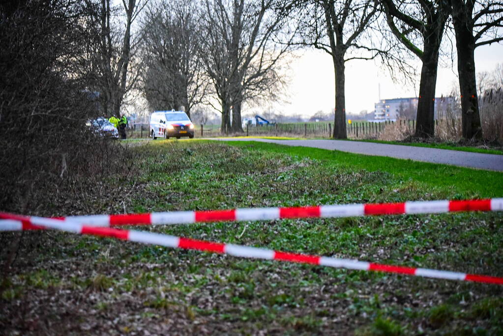 Groot onderzoek naar aantreffen overleden persoon in bos