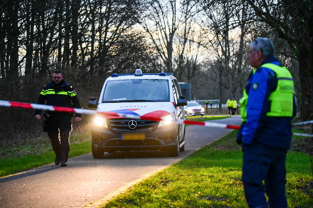 Groot onderzoek naar aantreffen overleden persoon in bos